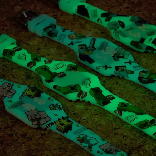 Silikonski digitalni sat Puckator Minecraft Glow in the Dark sortirano 12/1 WATC24-2
