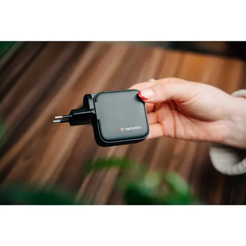 Punjač zidni sa zaslonom Verbatim Mini GaN #30238 65W, 3 priključka; 2xUSB-C PD 65W/1xUSB-A QC 3.0 (EN/UK/US)-3