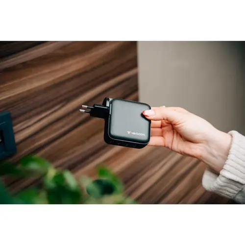 Punjač zidni sa zaslonom Verbatim Mini GaN #30240 140W, 4 priključka; 3xUSB-C PD 140W/1xUSB-A QC 3.0 (EN/UK/US)-3