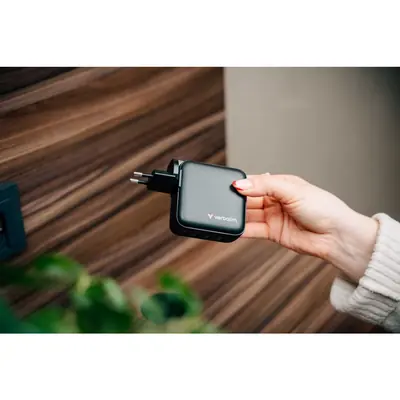 Punjač zidni sa zaslonom Verbatim Mini GaN #30240 140W, 4 priključka; 3xUSB-C PD 140W/1xUSB-A QC 3.0 (EN/UK/US)-3